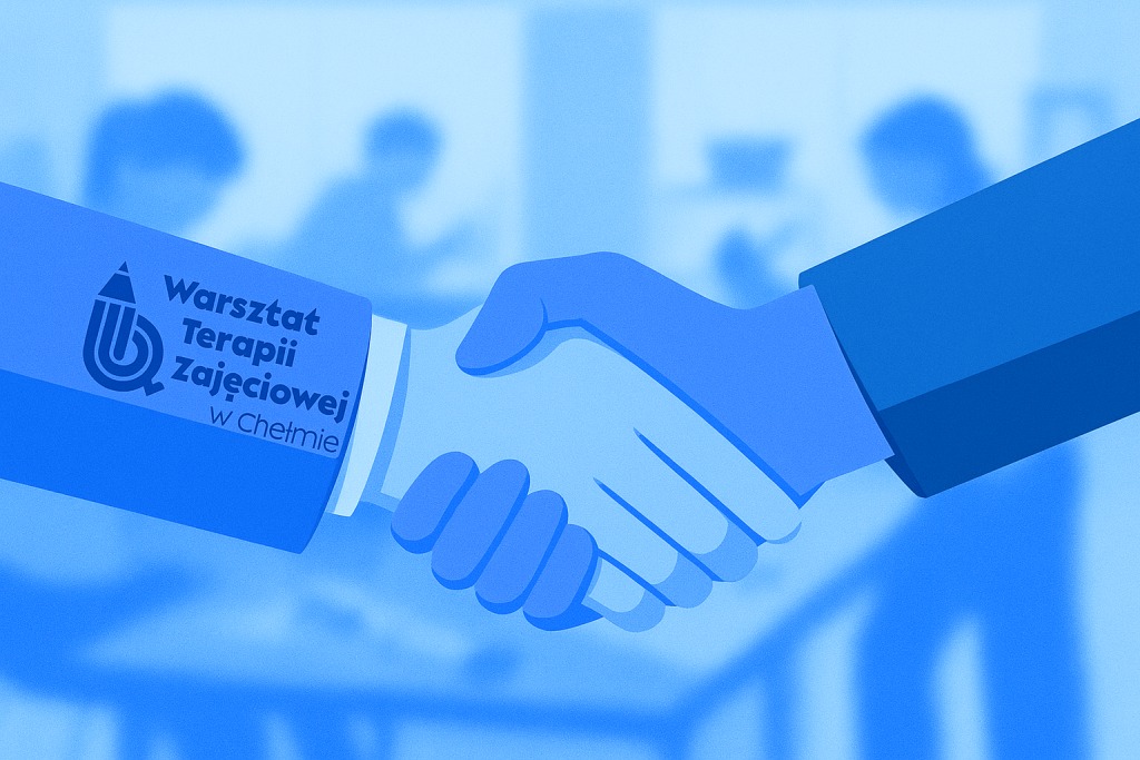 Ilustracja cyfrowa przedstawiająca uścisk dłoni symbolizujący współpracę pomiędzy Warsztatem Terapii Zajęciowej w Chełmie a patronem. Lewa dłoń w niebieskim rękawie z logo WTZ Chełm, prawa w ciemnoniebieskim mankiecie. W tle rozmyta scena warsztatowa z uczestnikami zajęć. Całość utrzymana w chłodnej, niebieskiej tonacji. Grafika wygenerowana przy pomocy AI.